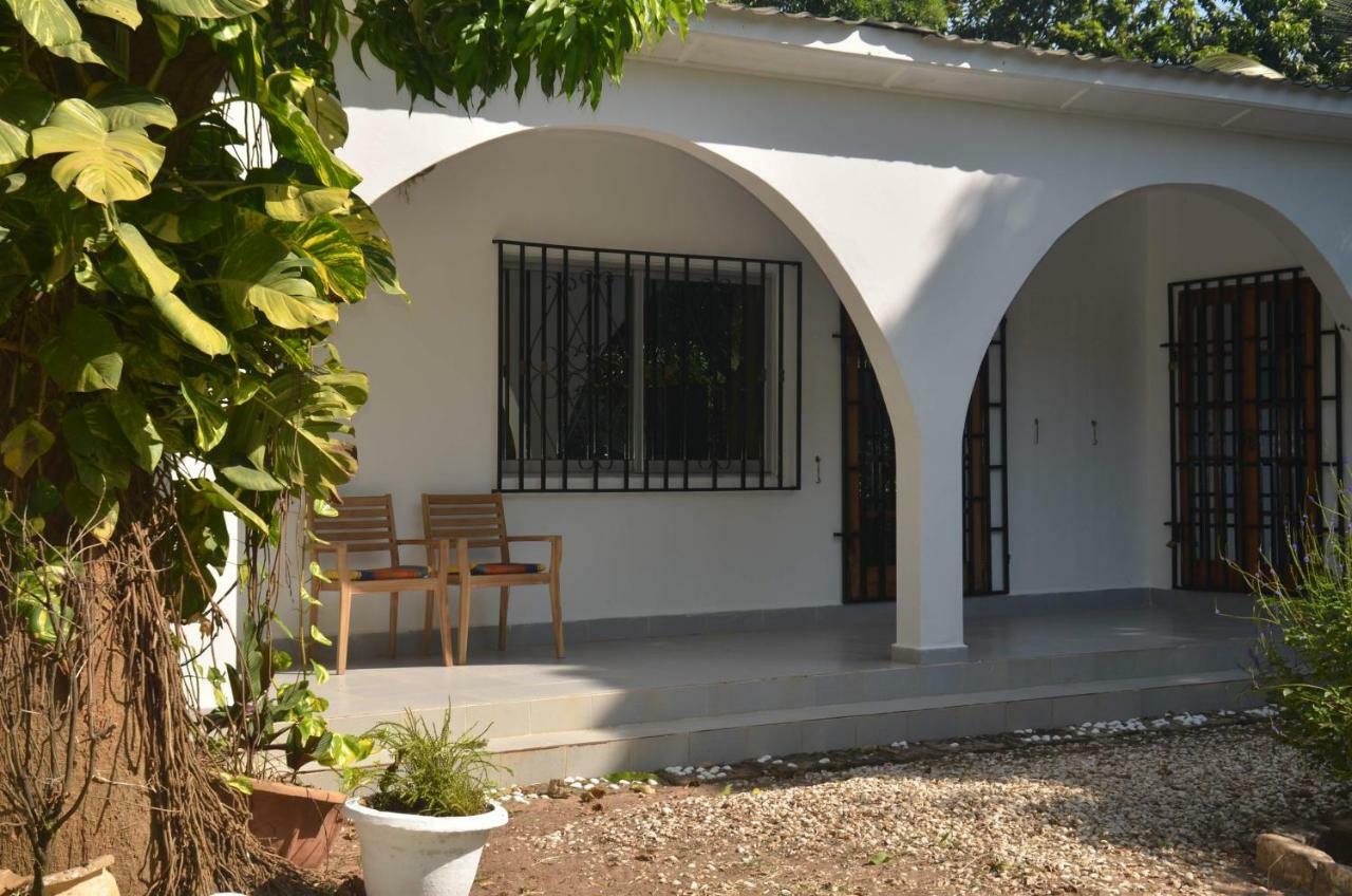 Vokundahouse Villa Kololi Bagian luar foto